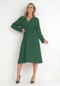 Born2be - Zielona Sukienka Koszulowa z Marszczoną Gumką w Talii Emonia. Kolor: zielony. Długość rękawa: długi rękaw. Typ sukienki: koszulowe. Długość: midi #4
