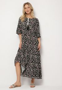Born2be - Czarna Bawełniana Sukienka Rozkloszowana w Drobne Kwiatki z Chwostem Orrilva. Okazja: na imprezę, na co dzień. Typ kołnierza: dekolt w łódkę. Kolor: czarny. Materiał: bawełna. Wzór: kwiaty. Sezon: wiosna. Styl: elegancki, casual #1