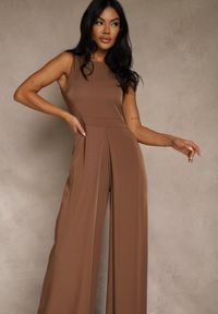 Renee - Brązowy Taliowany Kombinezon Ozdobiony Zakładkami Berinola. Okazja: na imprezę. Kolor: brązowy. Wzór: aplikacja. Styl: wizytowy, elegancki #4