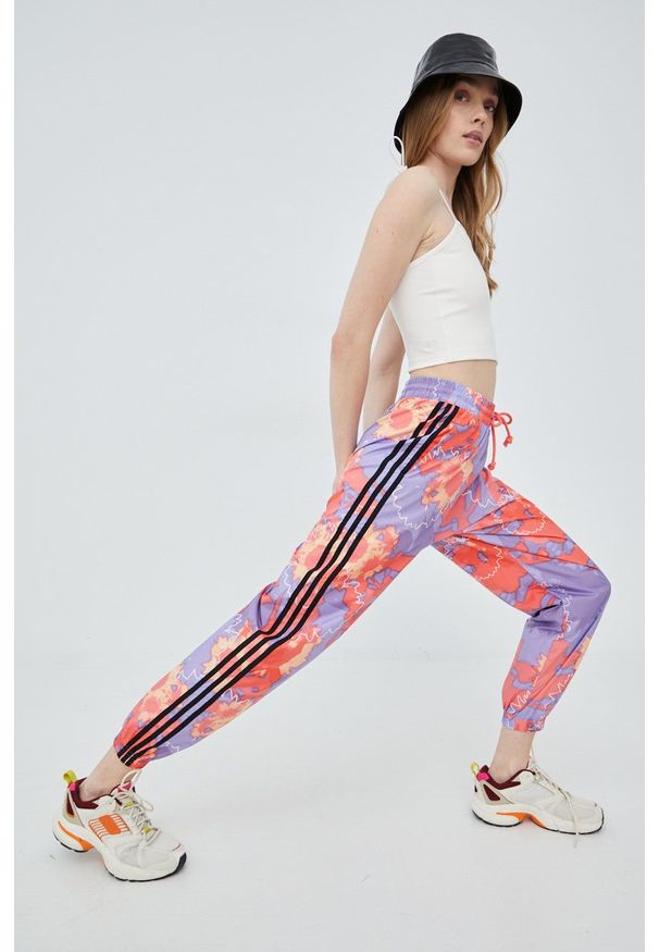 adidas Originals spodnie dresowe HC4597 damskie wzorzyste. Stan: podwyższony. Materiał: dresówka