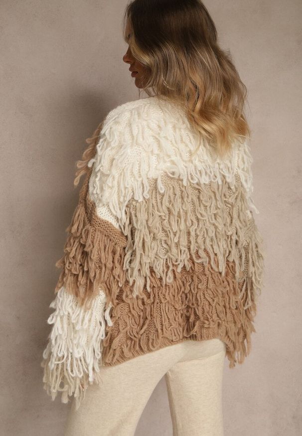 Renee - Beżowy Kardigan Bez Zapięć z Domieszką Wełny Zdobiony Imitacją Piór Lanitia. Okazja: na co dzień. Kolor: beżowy. Materiał: wełna. Wzór: aplikacja. Styl: casual