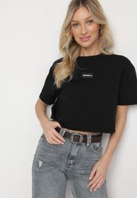 Born2be - Czarny Bawełniany T-shirt Crop Top z Naszywką Adivios. Okazja: na co dzień. Kolor: czarny. Materiał: bawełna. Długość: krótkie. Wzór: aplikacja. Styl: casual, elegancki