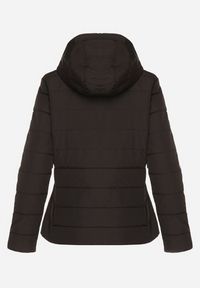 Born2be - Czarna Przejściowa Kurtka z Pikowanymi Przeszyciami i Odpinanym Kapturem Olunea. Okazja: na co dzień, na spacer. Kolor: czarny. Materiał: poliester, jeans. Styl: casual, elegancki #2