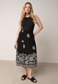 Born2be - Czarna Rozkloszowana Spódnica z Wiskozy w Kwiatowy Wzór Masterore. Okazja: na co dzień, do pracy. Kolor: czarny. Materiał: wiskoza. Wzór: kwiaty. Styl: casual #1