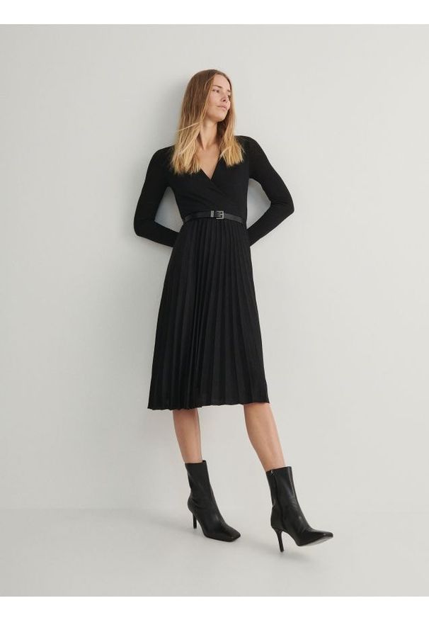 Reserved - Sukienka midi z plisowaniem - czarny. Kolor: czarny. Materiał: dzianina, wiskoza. Wzór: gładki. Styl: klasyczny. Długość: midi