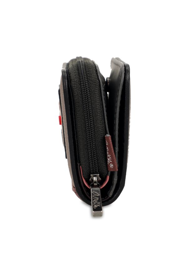 Brązowy Kompaktowy Portfel Damski Anekke Z Laleczką. Kolor: brązowy. Wzór: aplikacja, haft