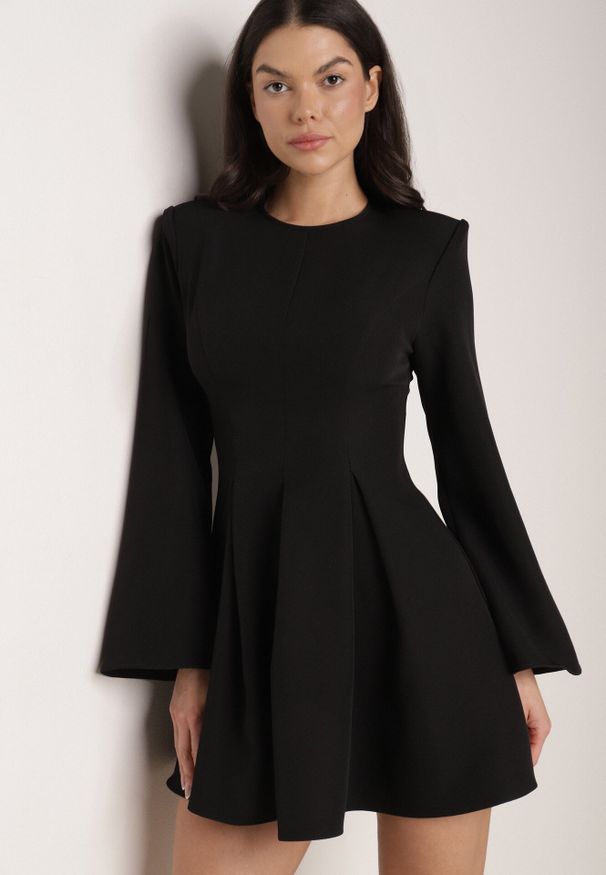 Born2be - Czarna Sukienka VICES o Rozkloszowanym Kroju z Szerokimi Rękawami Natemia. Okazja: na ślub cywilny, na wesele, na imprezę. Kolor: czarny. Materiał: futro. Styl: klasyczny