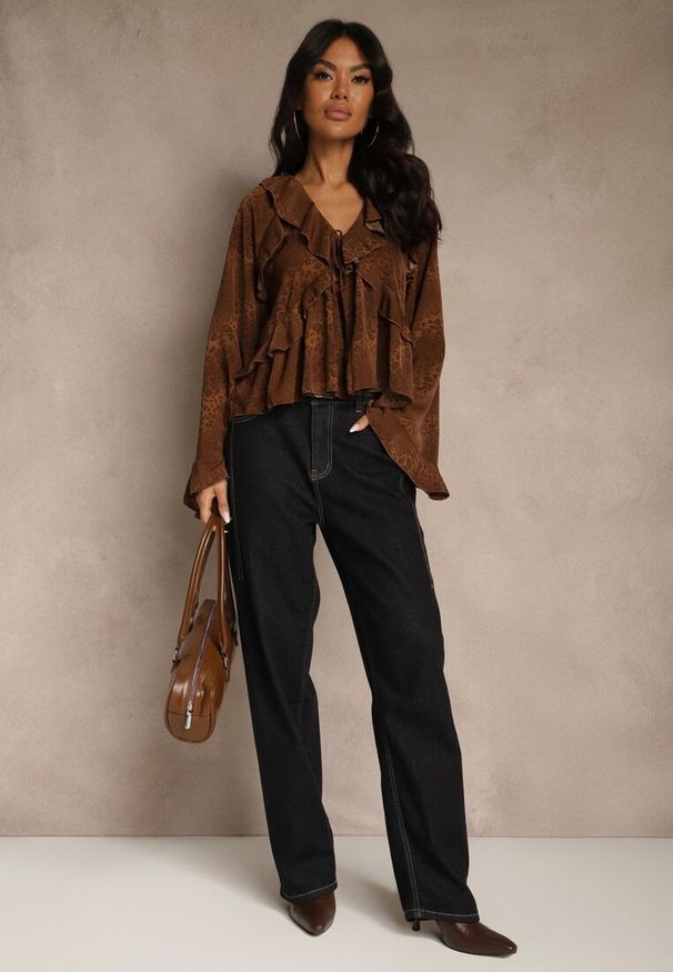 Renee - Brązowa Bluzka w Panterkę z Szerokimi Rękawami Zdobiona Falbankami Enntia. Okazja: na spacer, na co dzień. Typ kołnierza: kołnierz z falbankami. Kolor: brązowy. Materiał: jeans. Wzór: aplikacja, motyw zwierzęcy. Styl: casual, elegancki