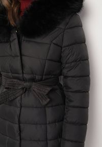 Born2be - Czarna Kurtka Pikowana z Futerkiem Przy Kapturze i Paskiem w Talii Dorinka. Okazja: na co dzień. Kolor: czarny. Materiał: futro. Długość rękawa: długi rękaw. Długość: długie. Styl: casual, elegancki #5