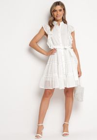 Born2be - Biała Koszulowa Sukienka Mini z Falbankami i Wiązanym Paskiem Divertire. Typ kołnierza: kołnierz z falbankami. Kolor: biały. Materiał: materiał, tkanina. Typ sukienki: koszulowe. Długość: mini #3