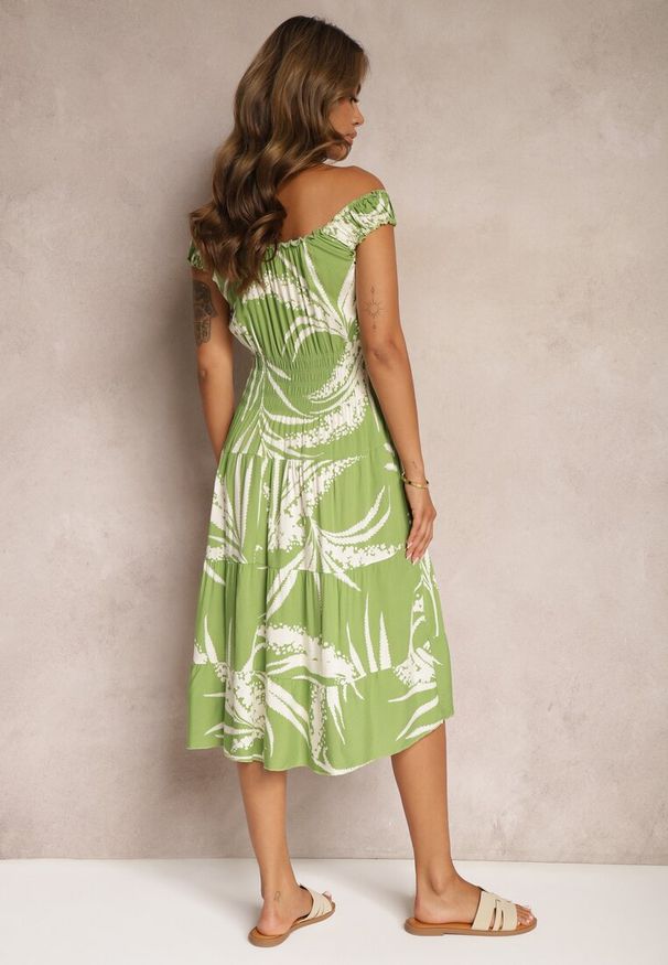 Renee - Jasnozielona Sukienka z Wiskozy na Ramiączkach z Gumką w Talii Peslifea. Okazja: na co dzień. Kolor: zielony. Materiał: wiskoza. Długość rękawa: na ramiączkach. Sezon: lato. Typ sukienki: rozkloszowane, proste. Styl: wizytowy, casual, elegancki