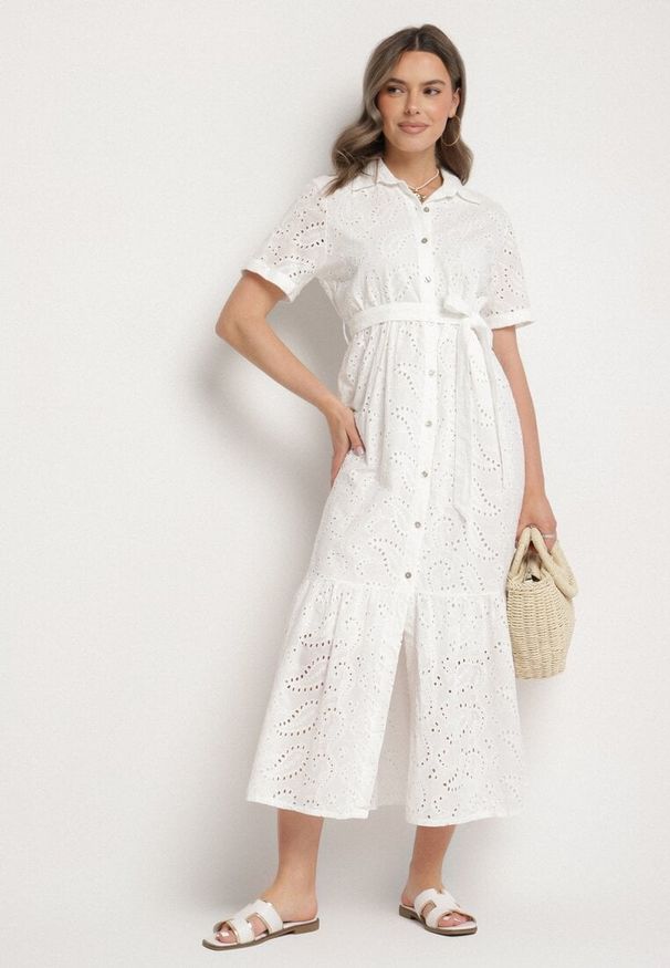 Born2be - Biała Bawełniana Koszulowa Sukienka Ażurowa z Paskiem Fevaila. Okazja: na co dzień. Kolor: biały. Materiał: bawełna. Długość rękawa: krótki rękaw. Wzór: ażurowy. Typ sukienki: koszulowe. Styl: casual, elegancki, klasyczny