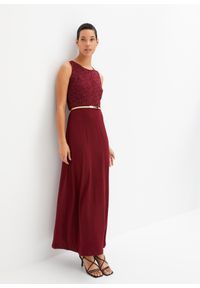 bonprix - Długa sukienka wieczorowa z paskiem (2 części). Kolor: czerwony. Materiał: koronka. Długość rękawa: bez rękawów. Wzór: koronka. Styl: wizytowy. Długość: maxi #1