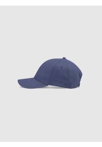 4f - Czapka z daszkiem strapback uniseks - granatowa. Kolor: niebieski. Materiał: bawełna, materiał. Sezon: lato. Styl: sportowy