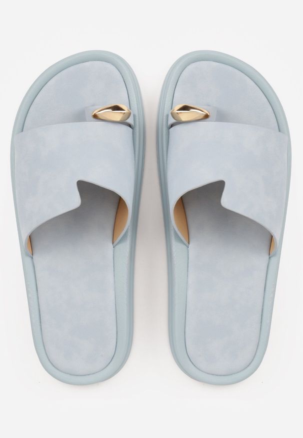 Born2be - Niebieskie Klapki Typu Japonki z Metaliczną Ozdobą Samrina. Okazja: na co dzień. Kolor: niebieski. Materiał: jeans, koronka. Wzór: aplikacja. Sezon: lato. Styl: casual