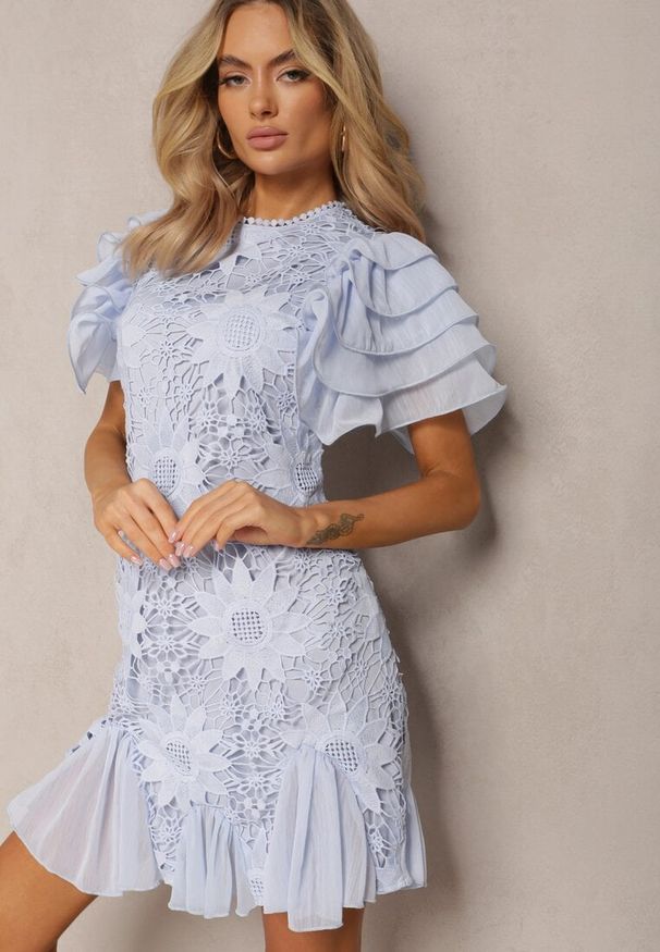 Renee - Jasnoniebieska Sukienka Dopasowana Mini z Koronką i Falbankami Offiamea. Okazja: na co dzień, na imprezę. Typ kołnierza: kołnierz z falbankami. Kolor: niebieski. Wzór: koronka. Typ sukienki: proste. Materiał: koronka. Długość rękawa: krótki rękaw. Styl: elegancki, casual. Długość: mini