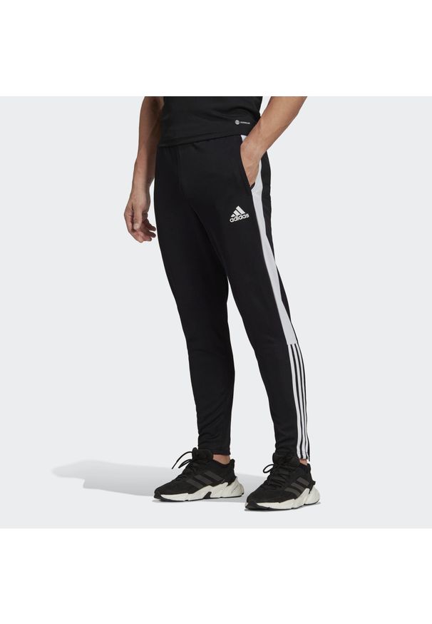 Adidas - Jogging adidas tiro essential. Kolor: czarny. Sport: bieganie