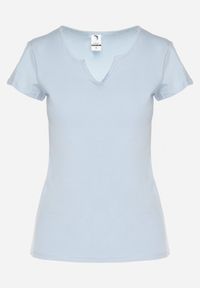 Born2be - Jasnoniebieski Bawełniany T-shirt z Trójkątnym Dekoltem Ulivaria. Okazja: na co dzień. Kolor: niebieski. Materiał: bawełna. Sezon: lato, wiosna. Styl: casual #3