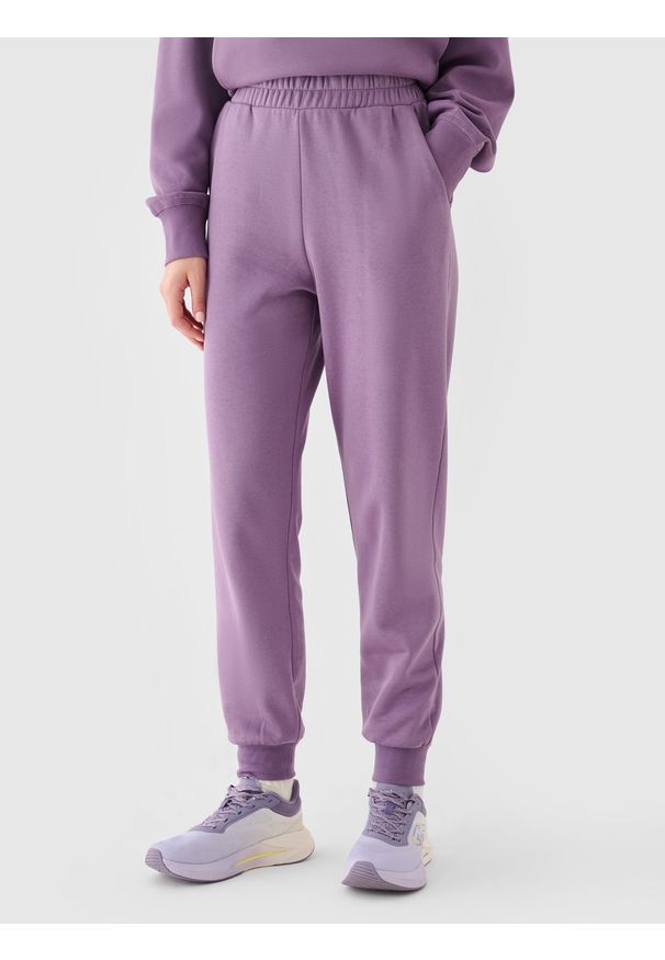4f - 4F Spodnie dresowe joggery damskie - fioletowe XL. Kolor: fioletowy. Materiał: dresówka. Wzór: gładki, ze splotem