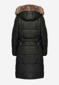 Born2be - Czarno-Brązowa Pikowana Kurtka z Odpinanym Kapturem z Futerkiem Innalisse. Okazja: na co dzień, do pracy, na spotkanie biznesowe. Kolor: czarny. Materiał: futro. Długość rękawa: długi rękaw. Długość: długie. Styl: biznesowy, casual, elegancki #2