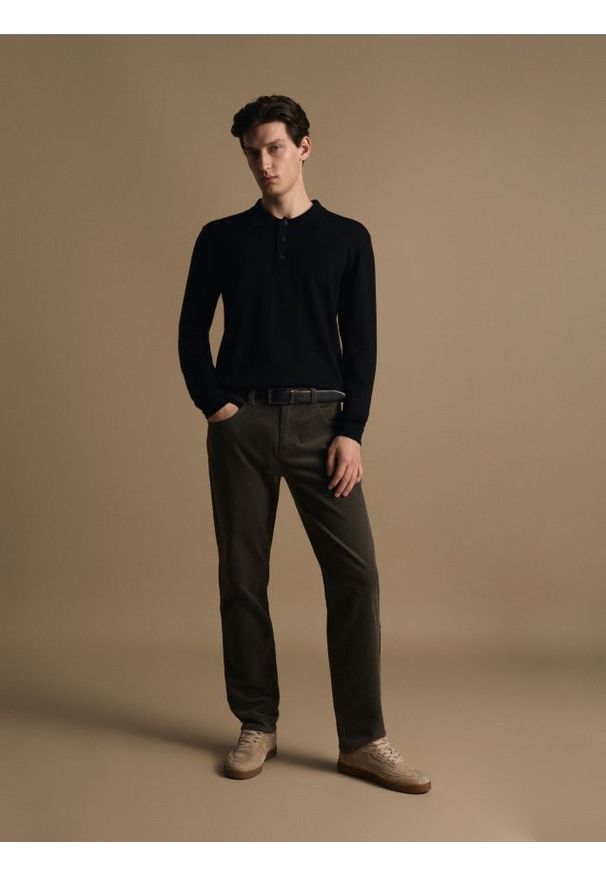 Reserved - Sweter polo z wełny merino - czarny. Typ kołnierza: polo. Kolor: czarny. Materiał: wełna