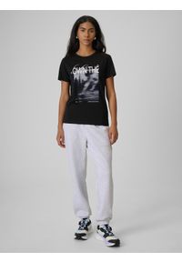 4f - 4F T-shirt regular z nadrukiem damski - czarny S. Okazja: na co dzień. Kolor: czarny. Materiał: dzianina, bawełna, dresówka, jeans. Wzór: nadruk. Styl: casual, klasyczny #2