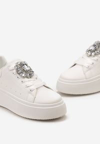 Born2be - Białe Sneakersy na Platformie z Perforacją i Ozdobnym Kamieniem Dilhela. Nosek buta: okrągły. Zapięcie: sznurówki. Kolor: biały. Materiał: materiał. Obcas: na platformie. Wysokość obcasa: niski #6