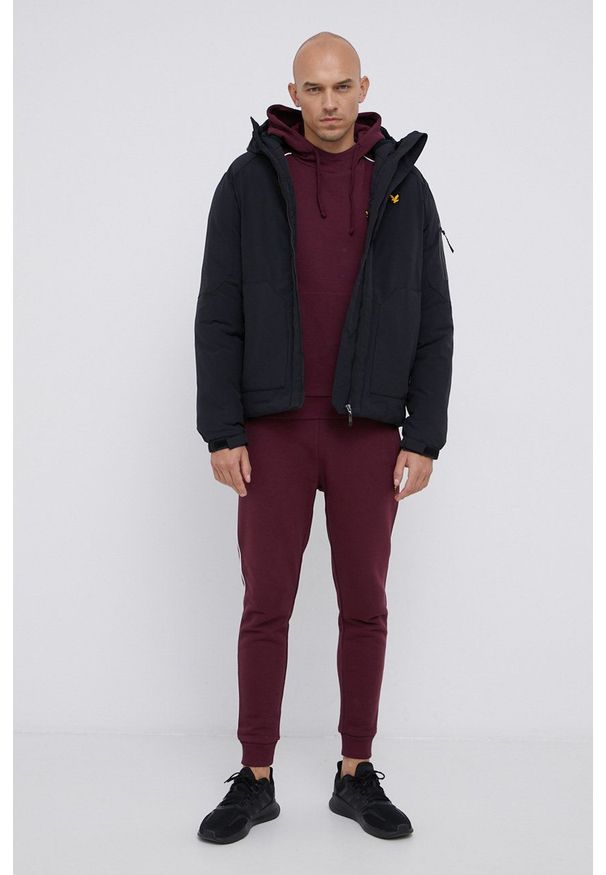 Lyle & Scott Bluza męska kolor bordowy z kapturem gładka. Okazja: na co dzień. Typ kołnierza: kaptur. Kolor: czerwony. Materiał: dzianina, materiał, włókno, bawełna. Wzór: gładki. Styl: casual