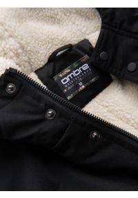 Ombre Clothing - Długa kurtka męska parka z kożuszkiem – czarna V4. Typ kołnierza: kaptur. Kolor: czarny. Materiał: guma, wełna, poliester, materiał, syntetyk. Długość: długie. Wzór: aplikacja. Styl: klasyczny #10