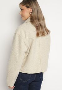 Born2be - Beżowa Pudełkowa Kurtka z Kołnierzykiem i Kieszeniami o Krótkim Fasonie Neliella. Okazja: na co dzień. Kolor: beżowy. Materiał: jeans. Długość: krótkie. Styl: casual, elegancki #5