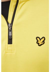 Lyle & Scott bluza męska kolor żółty z kapturem z aplikacją. Typ kołnierza: kaptur. Kolor: żółty. Materiał: poliester, materiał. Długość rękawa: raglanowy rękaw. Długość: krótkie. Wzór: aplikacja