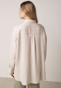 Born2be - Beżowa Wiskozowa Koszula z Dodatkiem Lnu z Tkaniny Strukturalnej Noma. Okazja: na co dzień. Kolor: beżowy. Materiał: tkanina, wiskoza, len. Styl: casual #2