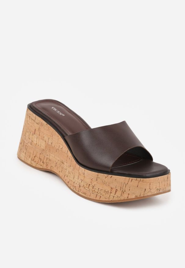 Born2be - Ciemnobrązowe Klapki VICES z Kwadratowym Noskiem na Koturnie z Imitacji Korka Cordereida. Okazja: na co dzień. Kolor: brązowy. Materiał: jeans, len. Wzór: haft. Sezon: lato. Obcas: na koturnie. Styl: casual