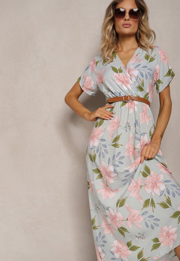 Renee - Jasnozielona Taliowana Sukienka w Kwiaty z Dodatkiem Bawełny z Kopertowym Dekoltem Navianes. Kolor: zielony. Materiał: bawełna. Długość rękawa: krótki rękaw. Wzór: kwiaty. Sezon: wiosna, lato. Typ sukienki: kopertowe. Styl: klasyczny