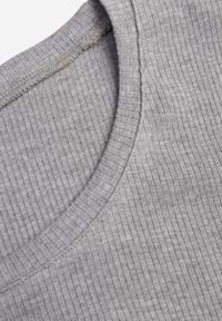 Born2be - Szary Prążkowany T-shirt Ozdobiony po Bokach Marszczeniem Nedisa. Okazja: na co dzień. Kolor: szary. Materiał: prążkowany. Wzór: aplikacja. Styl: casual #3