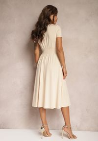 Renee - Beżowa Sukienka Taliowana z Kopertowym Dekoltem o Rozkloszowanym Kroju Rimadea. Typ kołnierza: dekolt kopertowy. Kolor: beżowy. Typ sukienki: kopertowe. Styl: elegancki