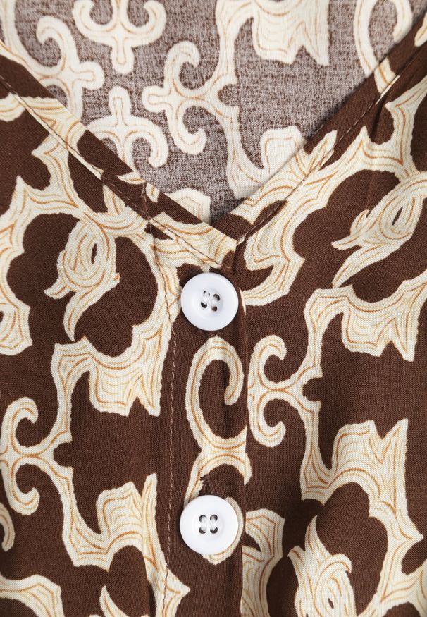 Renee - Brązowa Sukienka z Bawełny z Trójkątnym Dekoltem i Gumką w Talii Zapinana na Guziki Lavlea. Okazja: na co dzień. Kolor: brązowy. Materiał: bawełna. Długość rękawa: krótki rękaw. Sezon: lato. Typ sukienki: proste. Styl: casual, wizytowy