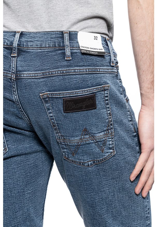 Wrangler - WRANGLER SPODNIE MĘSKIE COLTON SHORTS SLING SHOT W15VJP251 112127167. Okazja: na co dzień, na randkę. Materiał: jeans, skóra, denim, elastan, bawełna, poliester. Długość: krótkie. Wzór: aplikacja. Sezon: lato, zima. Styl: klasyczny, casual