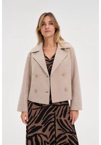 MOODO - Krótki beżowy płaszcz. Kolor: beżowy. Materiał: poliester. Długość: krótkie #1