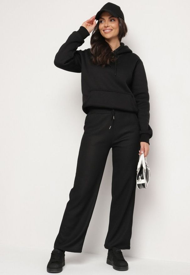 Born2be - Czarne Szerokie Spodnie Dresowe z Ociepleniem i Sznurkiem Nelannea. Okazja: na co dzień. Kolor: czarny. Materiał: dresówka. Styl: elegancki, casual