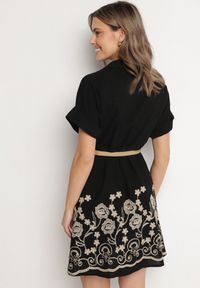 Born2be - Czarna Bawełniana Sukienka Koszulowa o Rozkloszowanym Kroju z Paskiem i Haftem Nalione. Okazja: na co dzień, na imprezę. Typ kołnierza: kołnierzyk klasyczny. Kolor: czarny. Materiał: bawełna. Długość rękawa: krótki rękaw. Wzór: haft. Typ sukienki: koszulowe. Styl: klasyczny, casual, elegancki #3