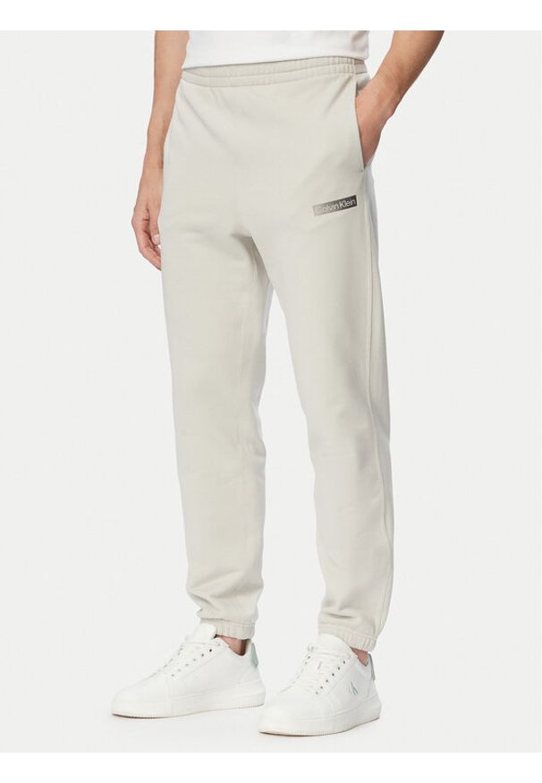 Calvin Klein Spodnie dresowe LV04LG212G Beżowy Regular Fit. Kolor: beżowy. Materiał: bawełna