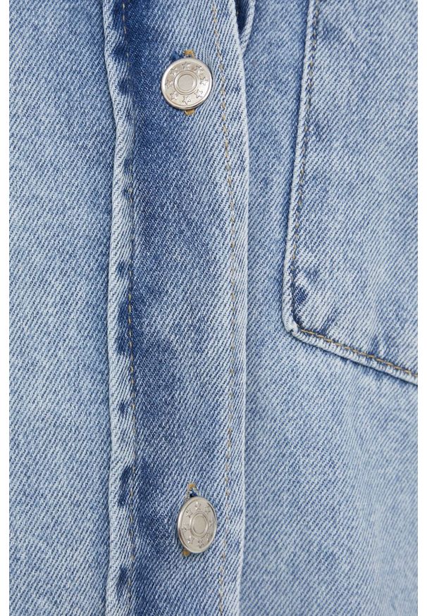 Answear Lab koszula jeansowa answear.LAB X limitowana kolekcja festiwalowa BE BRAVE damska relaxed z kołnierzykiem klasycznym. Typ kołnierza: kołnierzyk klasyczny. Kolor: niebieski. Materiał: jeans. Długość rękawa: długi rękaw. Długość: długie. Styl: wakacyjny, klasyczny