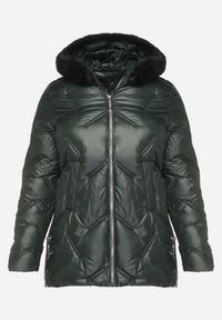 Born2be - Ciemnozielona Pikowana Kurtka z Kapturem z Odpinanym Futerkiem Sevea. Okazja: na spacer. Typ kołnierza: kaptur. Kolekcja: plus size. Kolor: zielony. Materiał: futro. Styl: klasyczny, sportowy #5