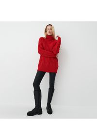 Mohito - Czerwony golf z warkoczowym splotem - Czerwony. Typ kołnierza: golf. Kolor: czerwony. Wzór: ze splotem #1