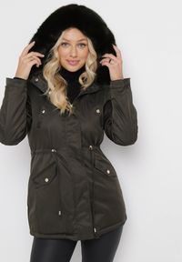 Born2be - Ciemnozielona Kurtka Parka ze Ściągaczem i Kapturem z Futerkiem Kathateia. Okazja: na co dzień. Kolor: zielony. Materiał: futro. Długość rękawa: długi rękaw. Długość: długie. Styl: klasyczny, casual, elegancki #4