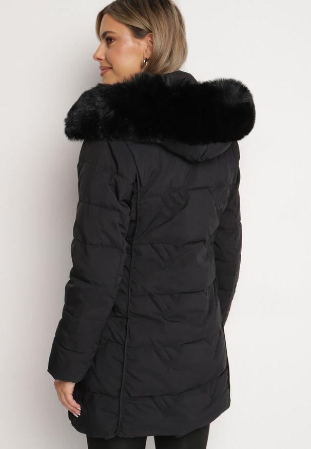 Born2be - Czarna Pikowana Kurtka z Futrzaną Podszewką i Odpinanym Kapturem z Futerkiem Salira. Okazja: na co dzień. Kolor: czarny. Materiał: futro. Styl: elegancki, klasyczny, casual