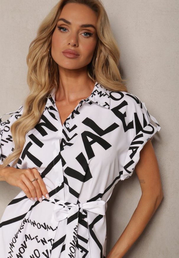 Renee - Biała Sukienka o Koszulowym Kroju z Materiałowym Paskiem i Wzorem w Kształcie Napisów Horetta. Typ kołnierza: dekolt w serek. Kolor: biały. Materiał: materiał. Długość rękawa: krótki rękaw. Wzór: napisy. Typ sukienki: koszulowe. Styl: elegancki