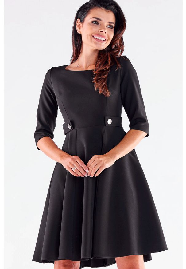 Awama - Elegancka sukienka rozkloszowana z ozdobnymi guzikami czarna. Okazja: do pracy. Kolor: czarny. Styl: elegancki
