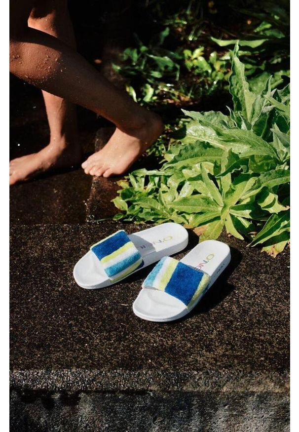 Klapki plażowe damskie O'Neill Brights Slides. Okazja: na plażę. Kolor: biały, wielokolorowy, niebieski